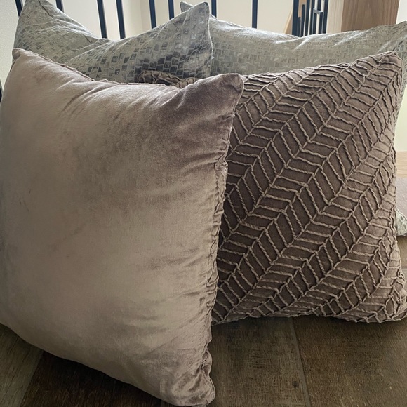 2 mauve velvet throw pillows - Picture 1 of 1